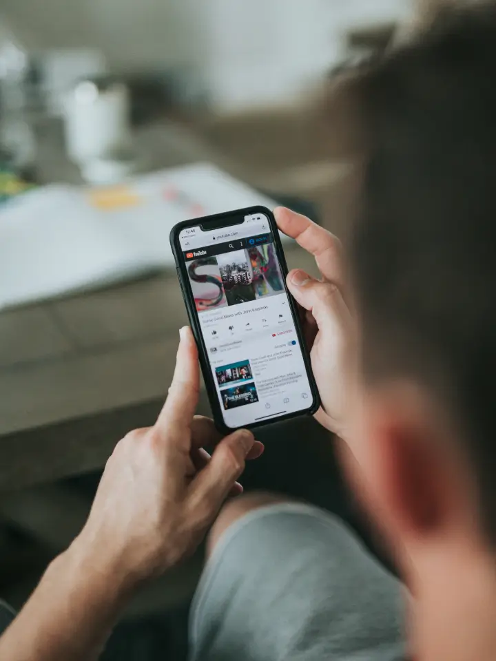 Dining app on a mobile phone